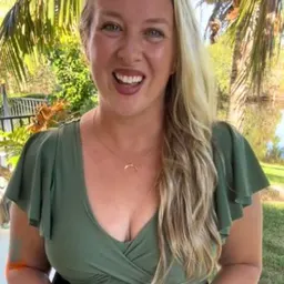 Liesl ☀️ Curvy Confident Mama