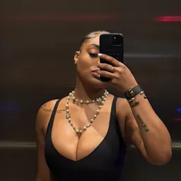 Mia C | RETAIL THERAPIST
